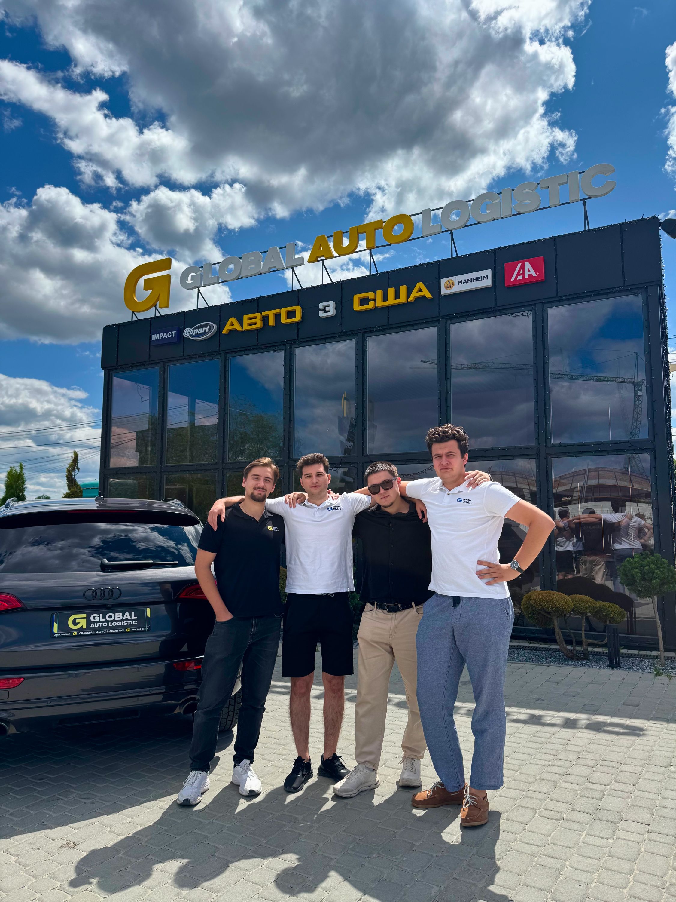 Команда Global Auto Logistic біля брендованих авто